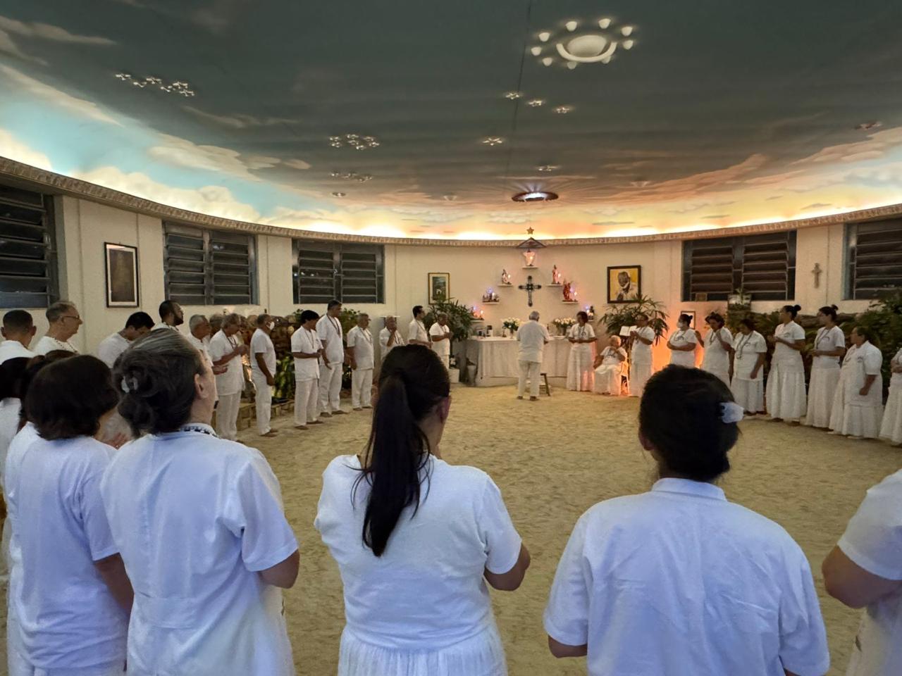 Trabalho espiritual no templo com membros reunidos em oração