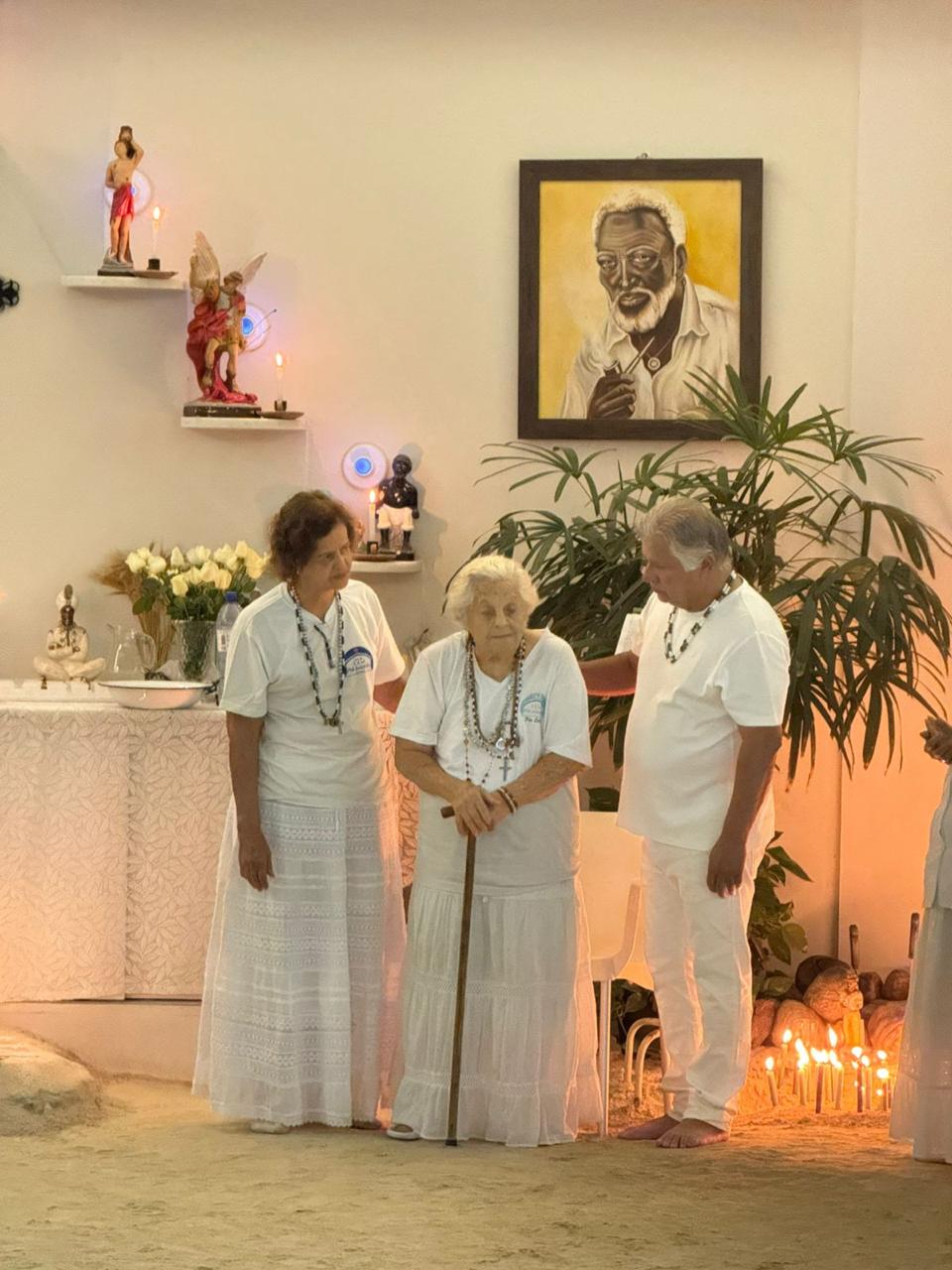 Tia Lêda e membros do CEU Pai Joaquim no templo