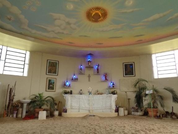 Altar do templo com pintura celestial