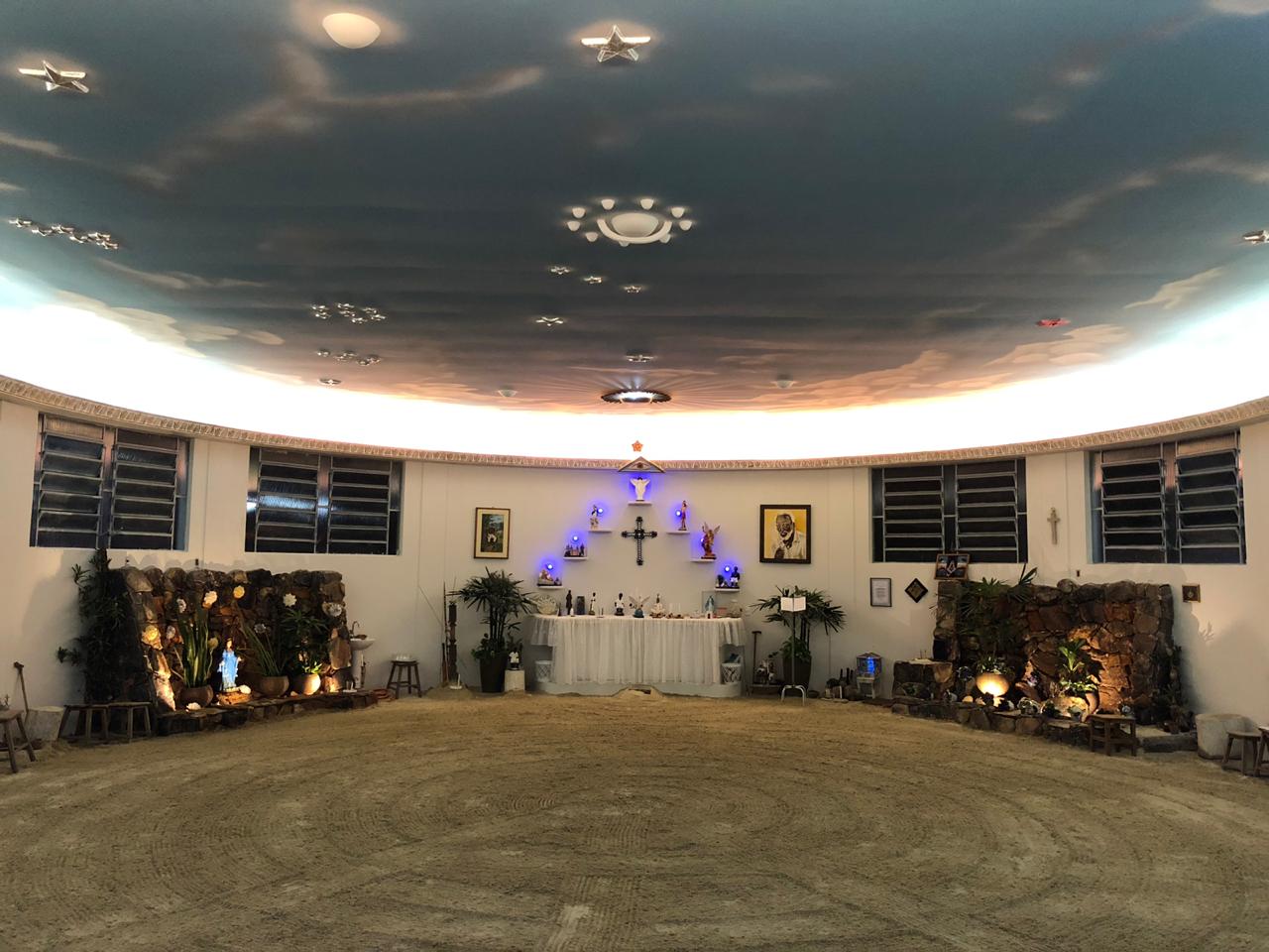 Interior do templo com altar e decoração