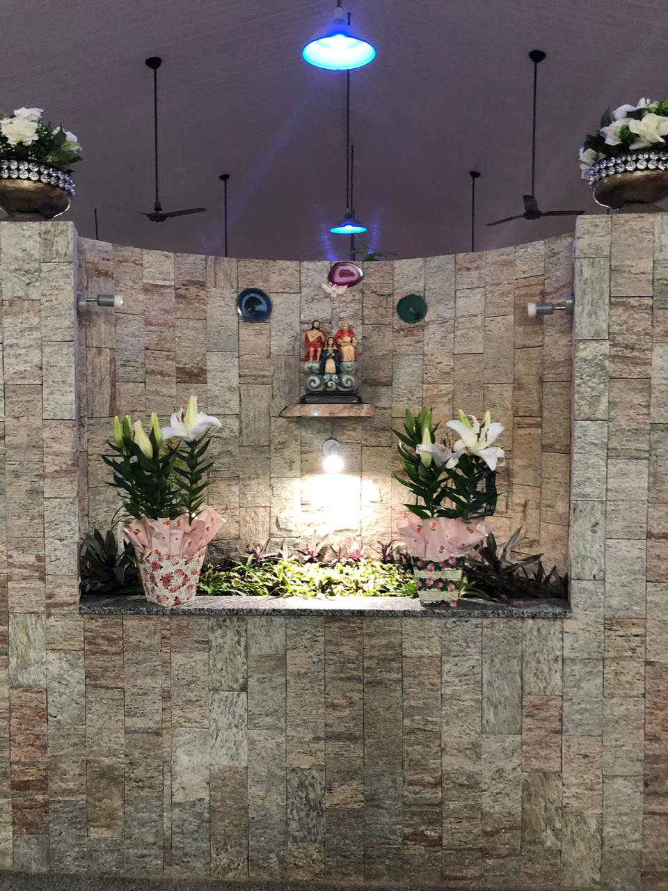 Fonte sagrada com flores